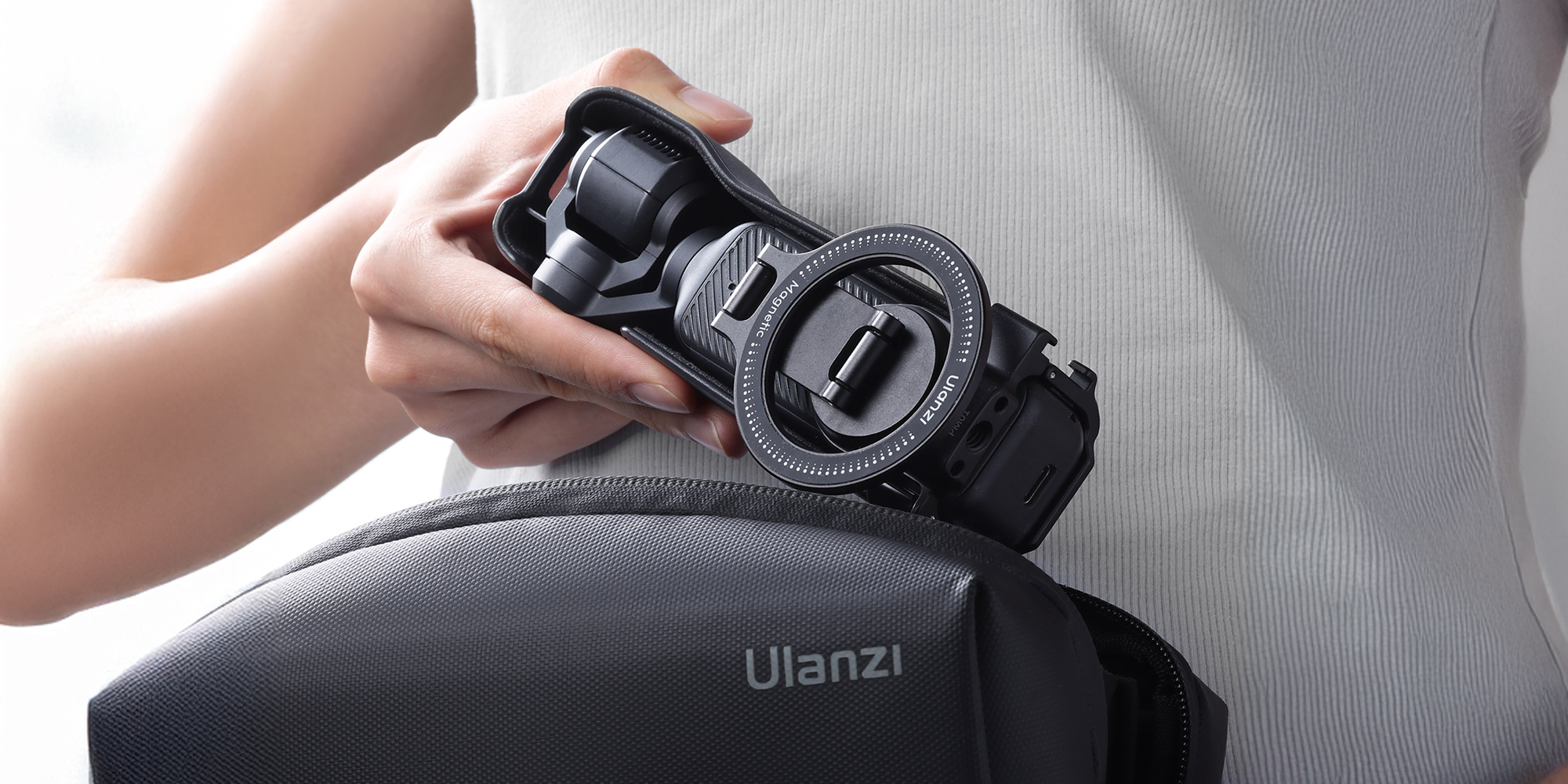 width=100% Uchwyt montażowy Ulanzi PM01 Magsafe do Osmo Pocket 3 w etui razem z kamerą